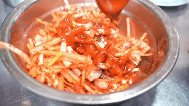 Ladle for pouring spicy seasoning sauce over radish and squid in bowl