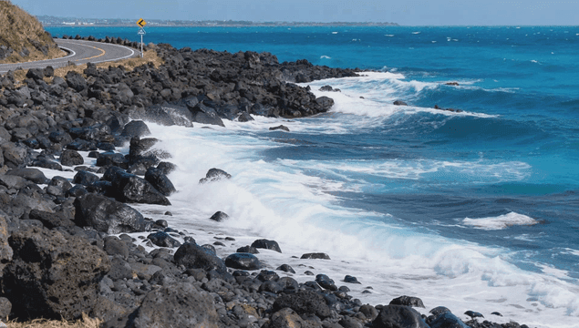 바위 해안에 부딪히는 거친 파도