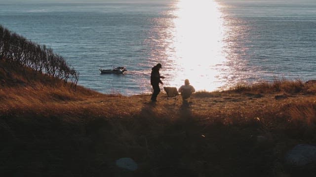 바다를 배경으로 한 해질녘의 실루엣