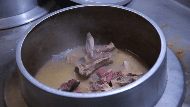 냄비에서 끓고 있는 한국식 소고기 뼈 국물