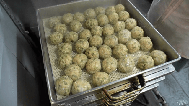 찜기에서 요리되는 굴림만두