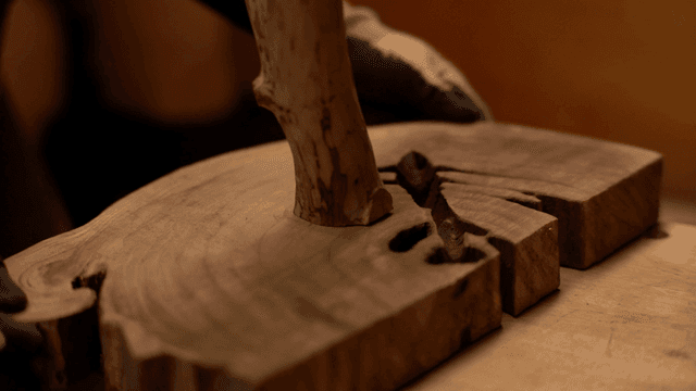 작업대에서 나무 작업물을 조립하는 사람