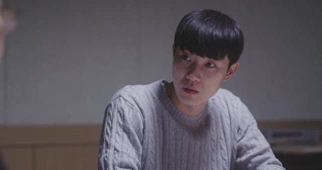 실망한 표정으로 고개를 숙이는 남자