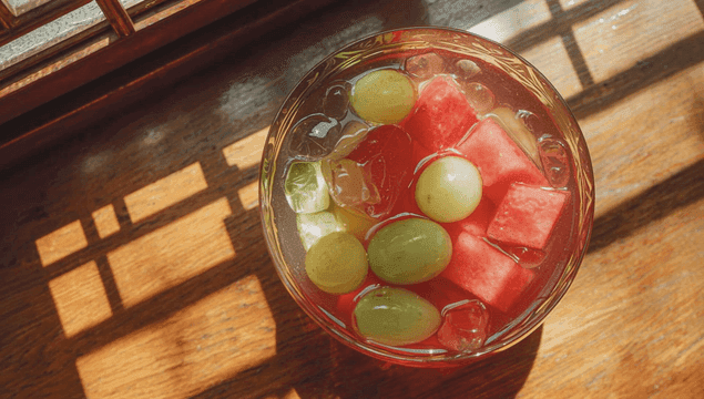 얼음이 든 시원한 과일 화채