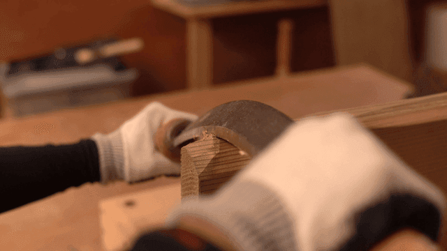 작업장에서 손 도구로 목공 작업