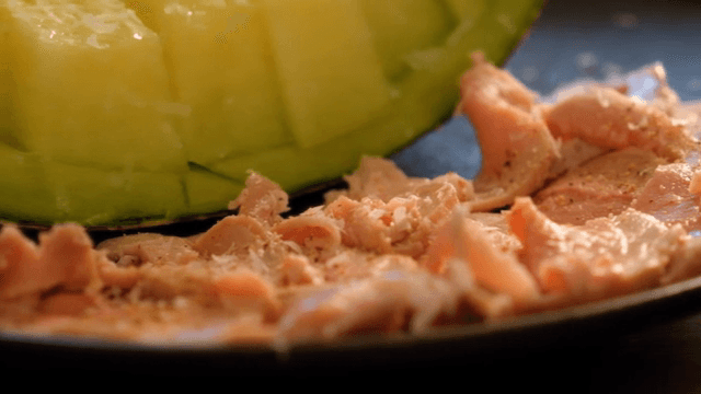 접시에 담긴 얇게 썬 연어와 멜론