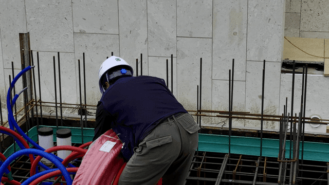 건설 현장에서 케이블을 다루는 작업자들