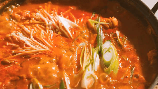 버섯이 들어간 김치찌개가 끓는 모습