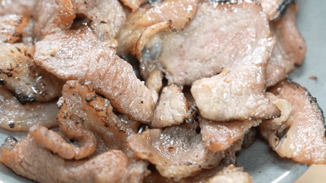 접시에 담긴 구운 고기