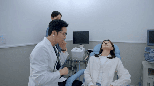 의사가 청진기로 환자를 진찰하는 모습
