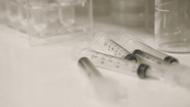 테이블 위의 주사기