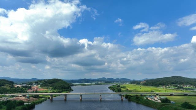강 위로 보이는 맑고 푸른 하늘