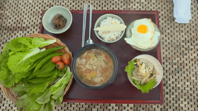 반찬이 있는 전통 한국식 식사