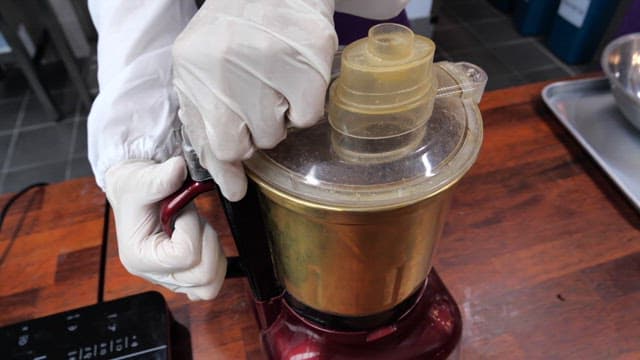 주방 카운터에 있는 다용도 믹서기에서 잘 갈린 팥