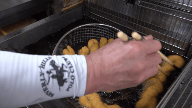 뜨거운 기름에 튀기는 꽈배기