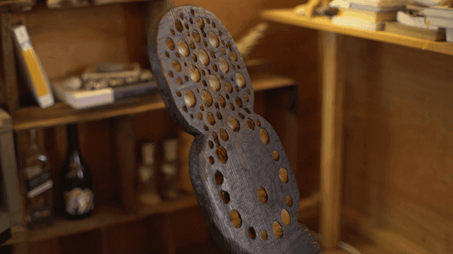 정교한 디자인의 나무 조각상