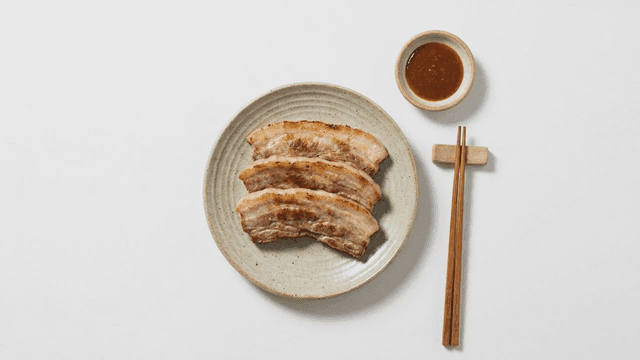 Grilled pork belly with dipping sauce