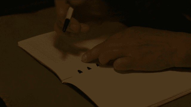 급하게 노트에 글을 쓰는 사람