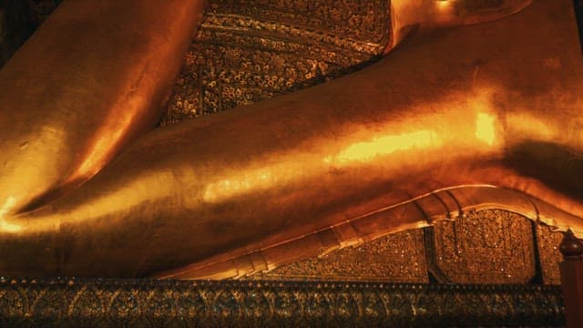 사원 내부에 있는 거대한 황금 불상의 상반신