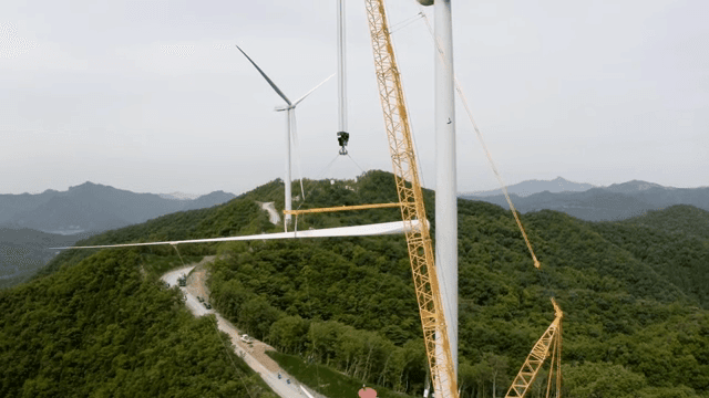 크레인을 사용한 풍력 터빈 건설 현장