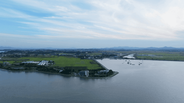 들판과 물의 경치