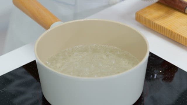 육수팩으로 육수를 끓이는 과정