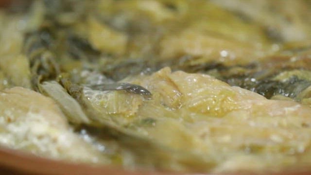 냄비에서 끓고 있는 한국식 삭힌 김치찌개