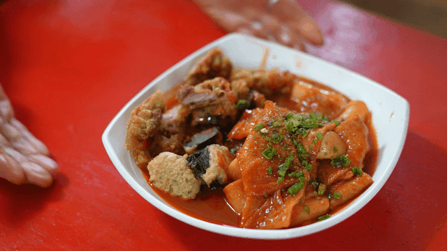 Fried seaweed rolls and spicy tteokbokki