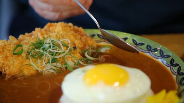 카레라이스와 튀김 돈가스가 있는 접시