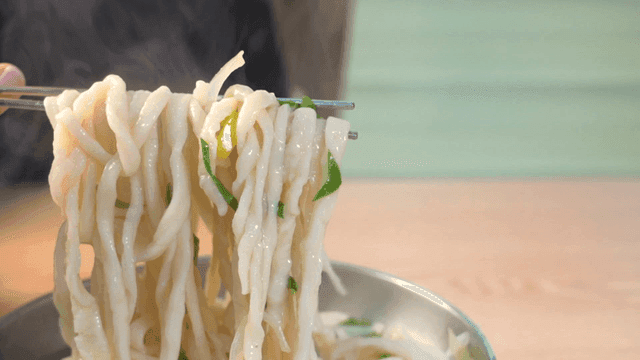 금속 그릇에 담긴 손칼국수