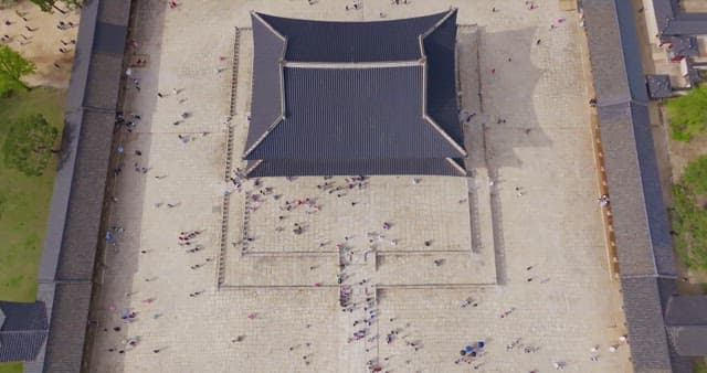 자연과 어우러진 경복궁의 전경