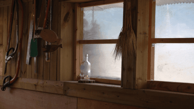 도구들과 유리병 장식이 있는 아늑한 나무 작업장