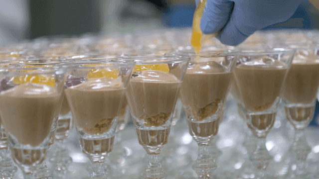 Prepare dessert topped with fruit jam