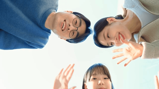 아래를 내려다보며 인사하는 가족