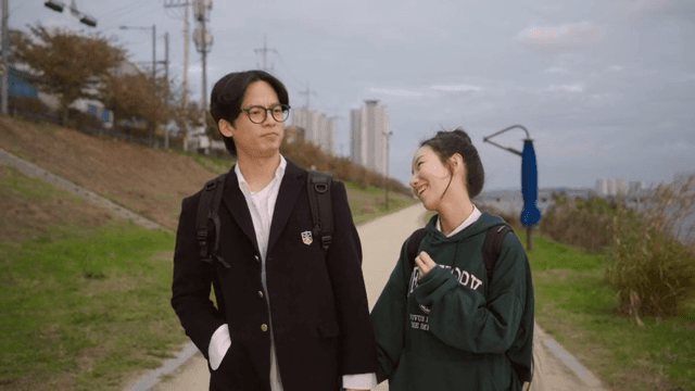 강변 길을 걷는 커플