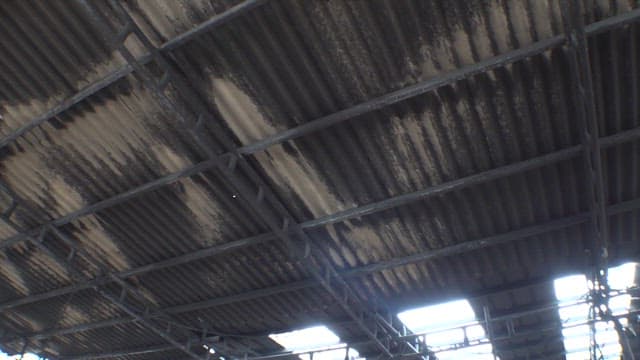 불이난 화재 현장에 쌓인 재와 철물들