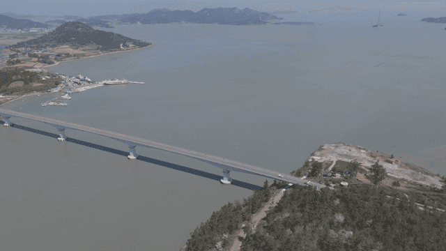 Bridge connecting islands in sea