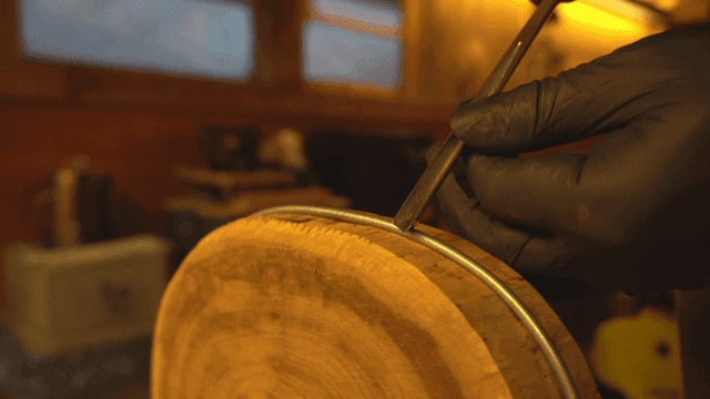 작업자에서 목재를 끌로 긁는 목공