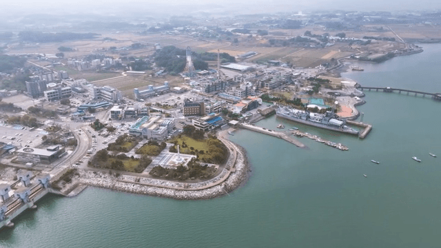 들판과 항구가 있는 해안