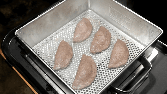 찜기에 찐 육만두가 요리되고 있는 모습