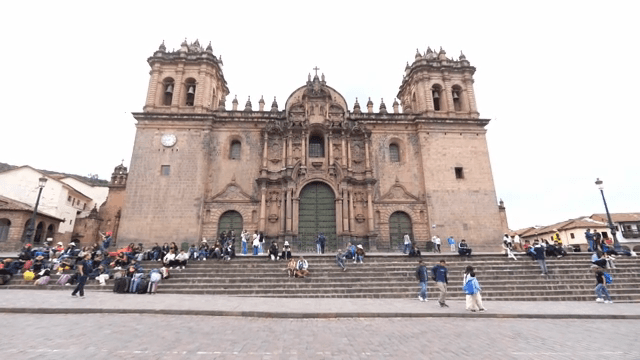 번화한 도시 광장의 역사적인 성당