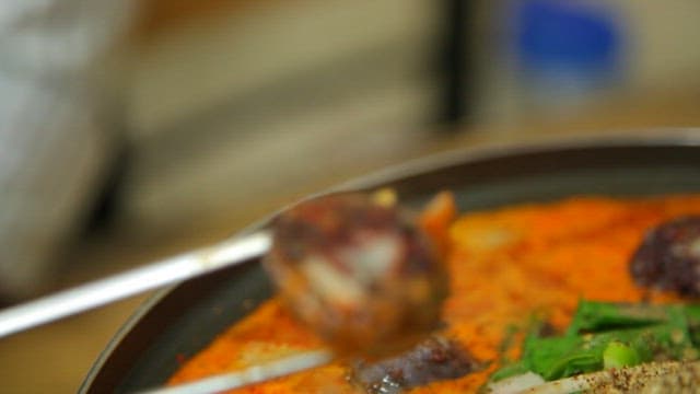 Boiling stew made with sundae, mushrooms, and vegetables