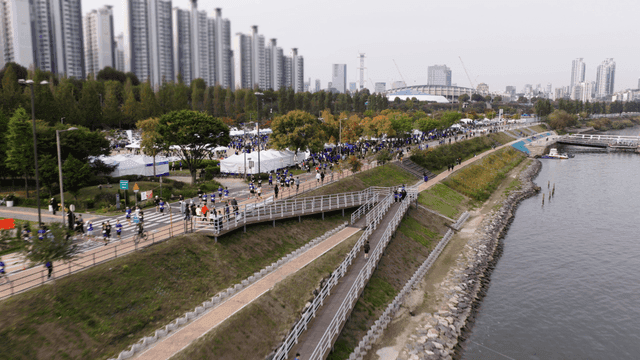 Marathon event along a riverside park