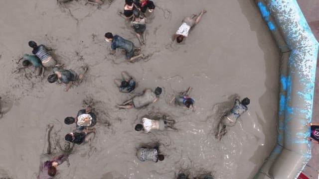 진흙 축제를 즐기는 사람들