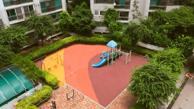 녹지로 둘러싸인 아파트 놀이터