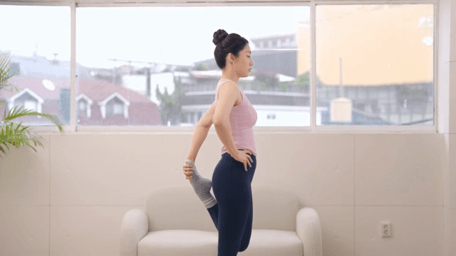 창가에서 스트레칭하는 여성