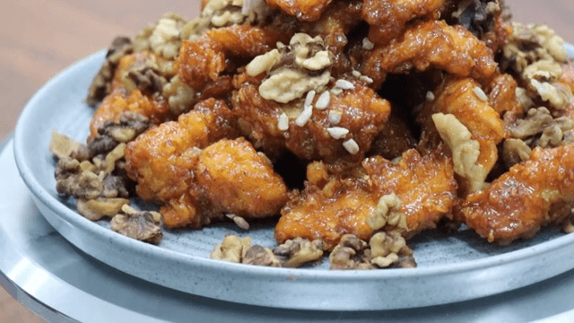 Deep-fried and braised chicken with walnuts
