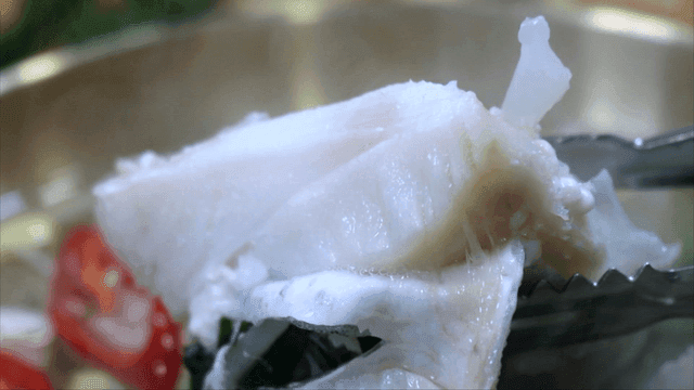 대구탕의 순살을 들어올리는 집게