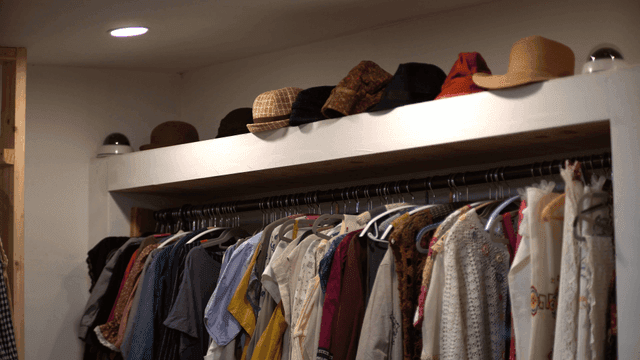 옷장에 진열된 옷과 모자