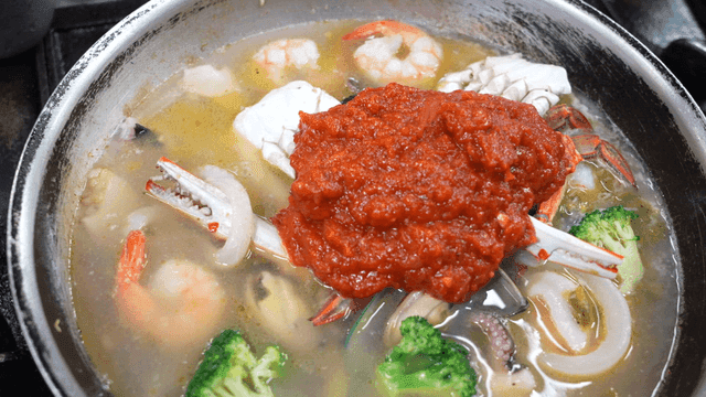 Tomato sauce added to seafood broth